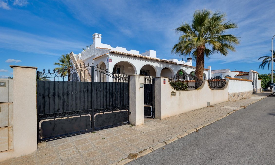 Segunda mano - Villa -
Torrevieja - La Siesta - El Salado - Torreta