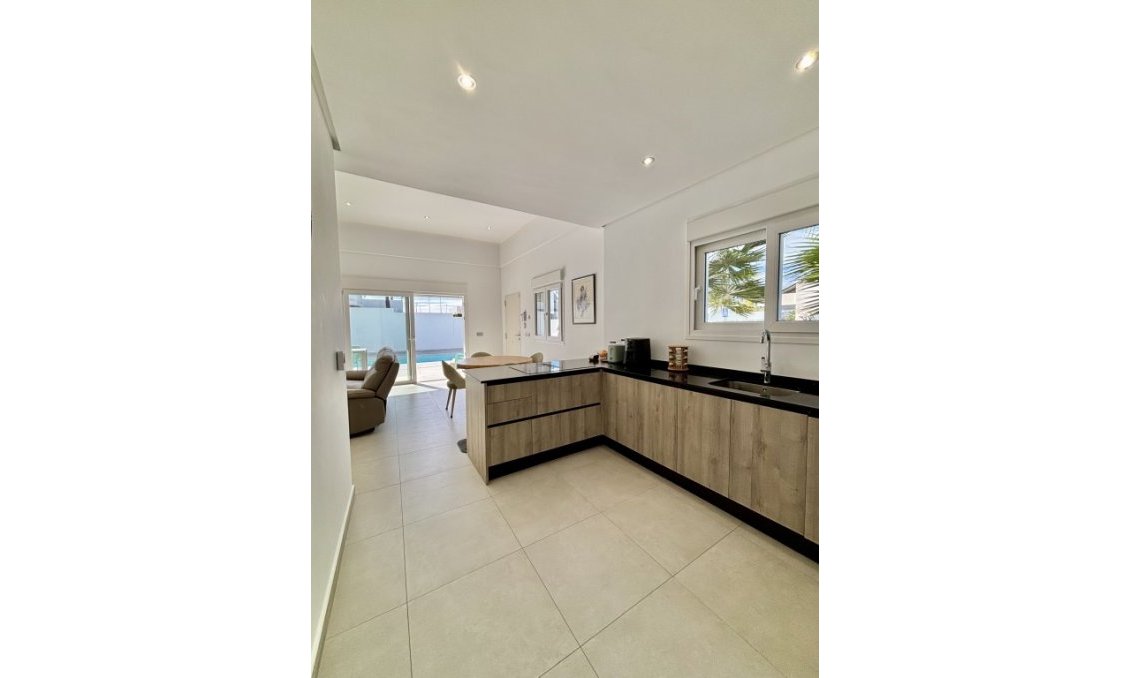 Resale - Villa -
Benijofar - Costa Blanca