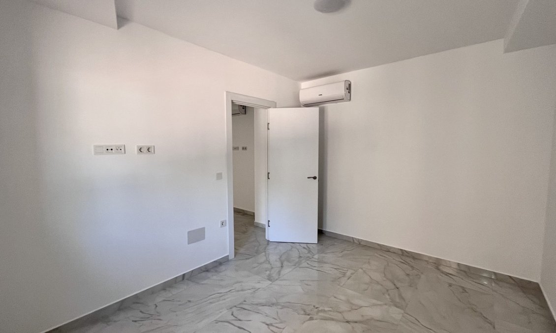 Resale - Bungalow -
Torrevieja