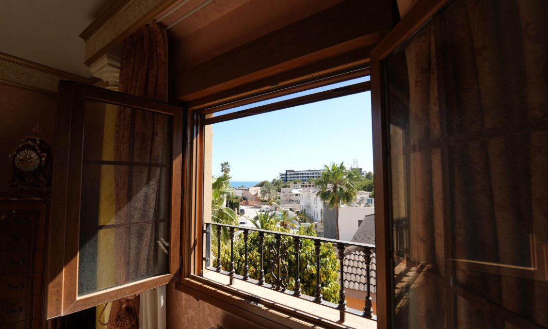 Resale - Villa -
Orihuela Costa - Campoamor