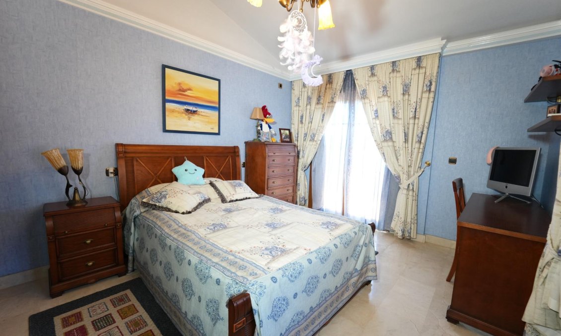 Resale - Villa -
Orihuela Costa - Campoamor