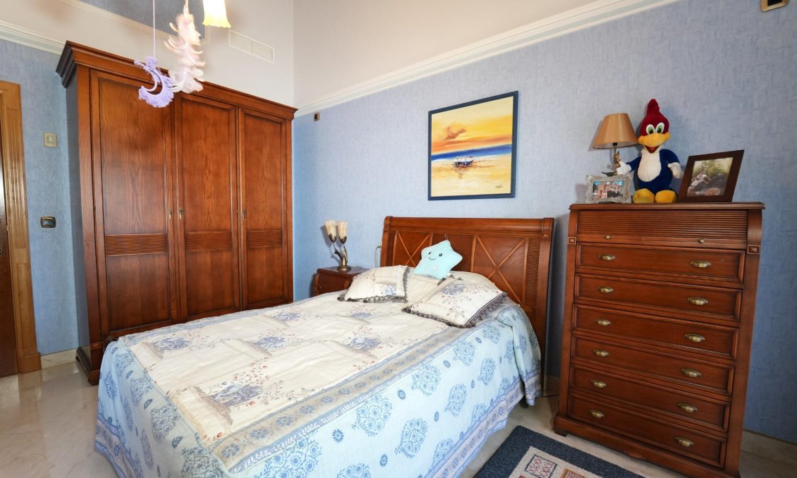 Resale - Villa -
Orihuela Costa - Campoamor