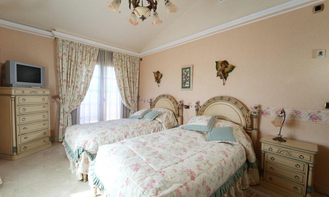 Resale - Villa -
Orihuela Costa - Campoamor