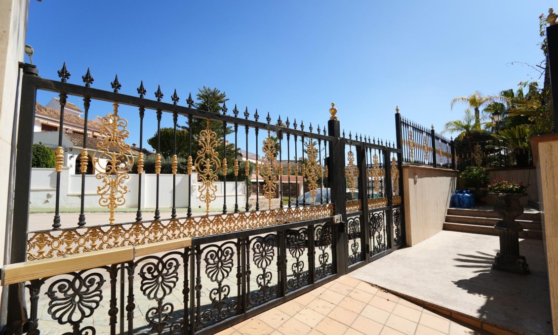 Resale - Villa -
Orihuela Costa - Campoamor