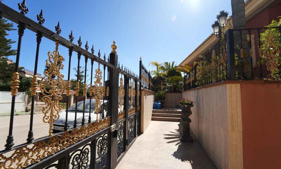 Resale - Villa -
Orihuela Costa - Campoamor