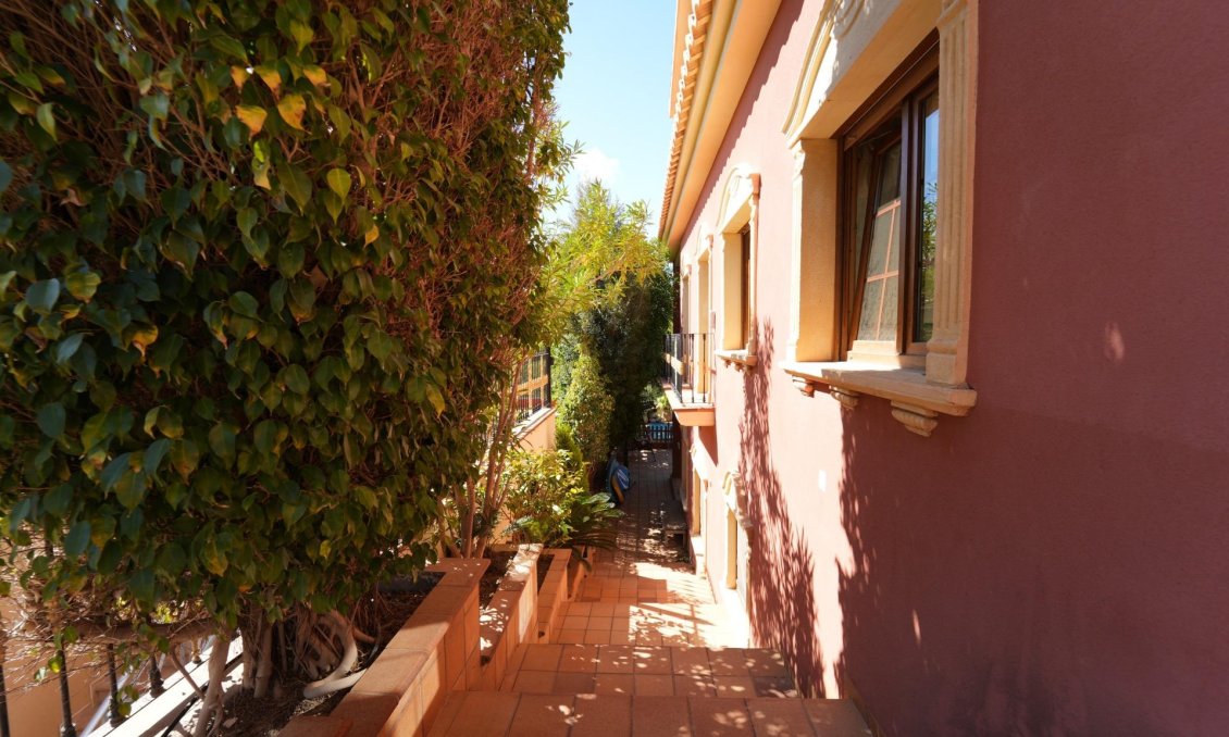 Resale - Villa -
Orihuela Costa - Campoamor