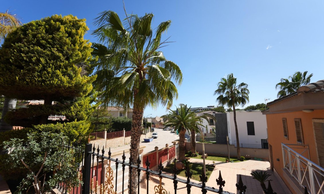 Resale - Villa -
Orihuela Costa - Campoamor