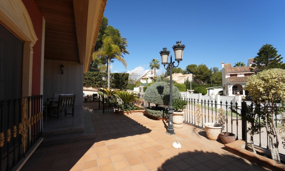 Resale - Villa -
Orihuela Costa - Campoamor