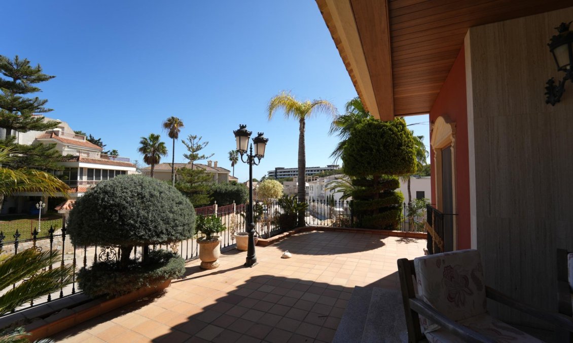 Resale - Villa -
Orihuela Costa - Campoamor