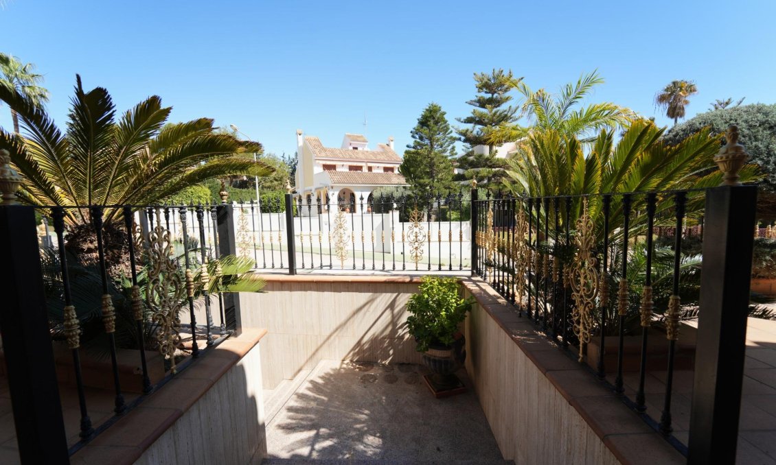 Resale - Villa -
Orihuela Costa - Campoamor