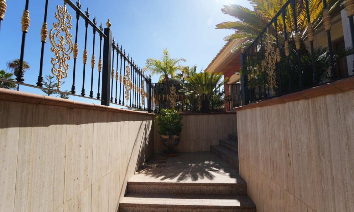 Resale - Villa -
Orihuela Costa - Campoamor
