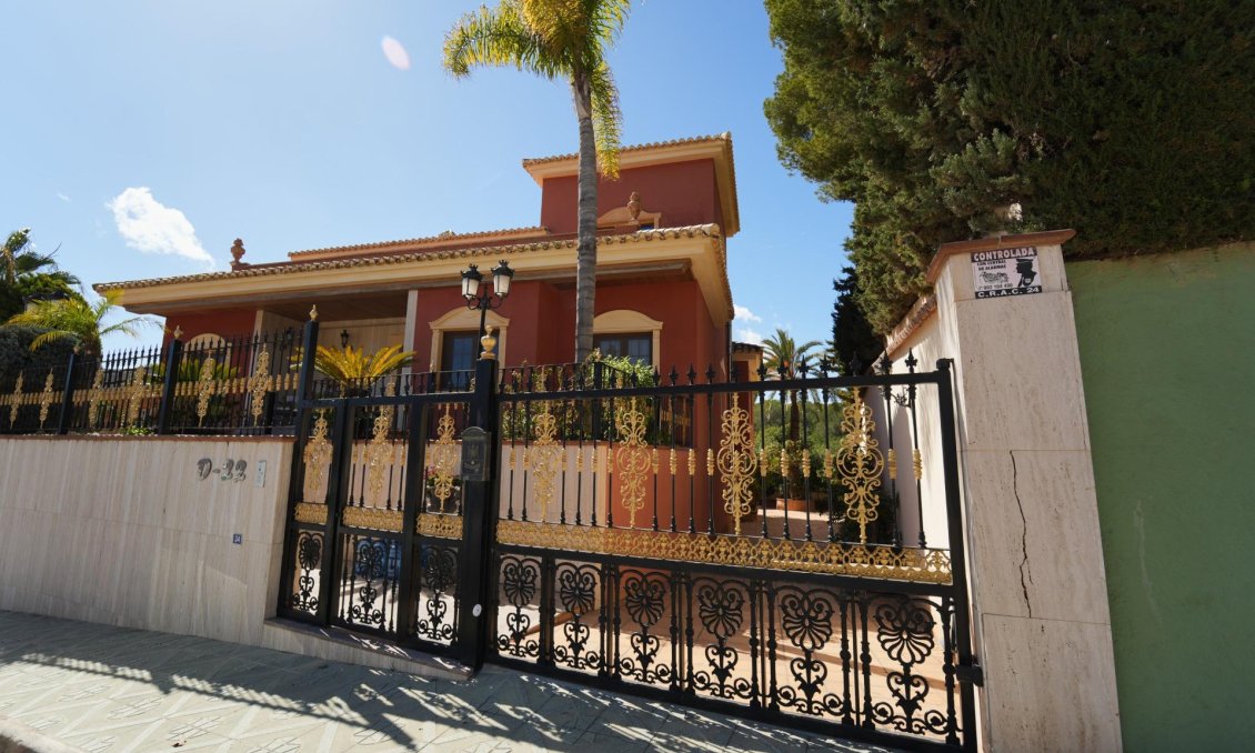 Resale - Villa -
Orihuela Costa - Campoamor