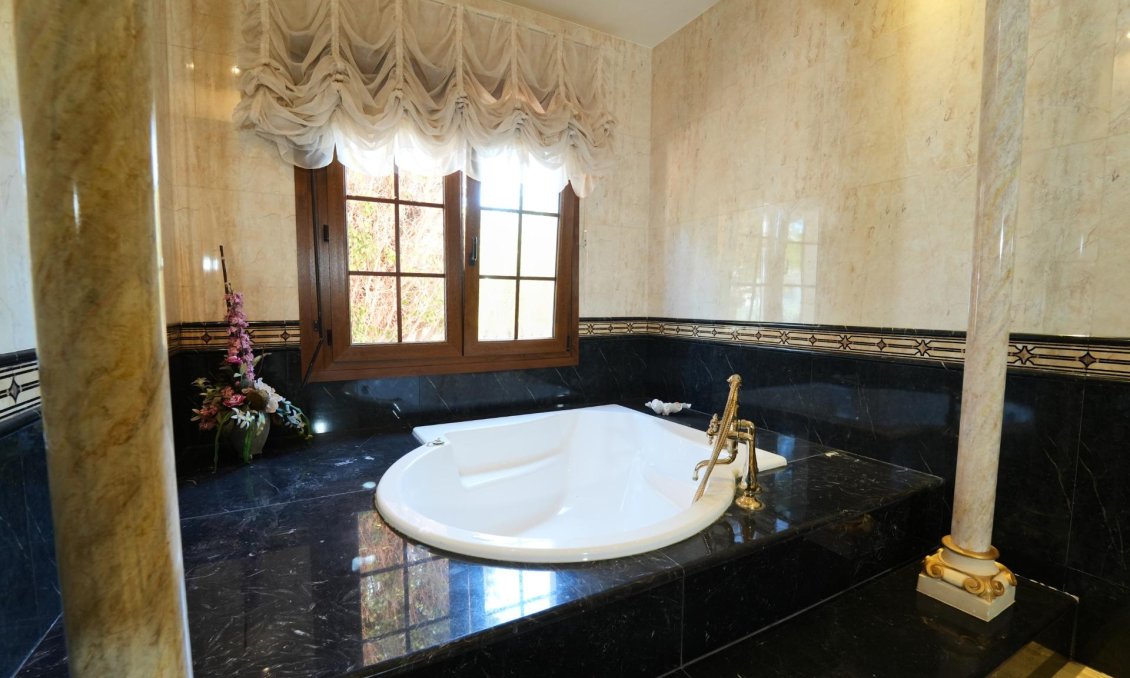 Resale - Villa -
Orihuela Costa - Campoamor