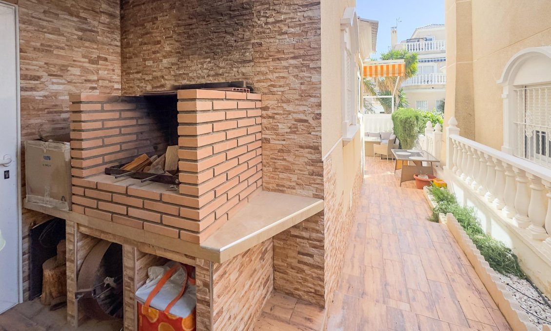 Resale - Villa -
Orihuela Costa - Los Almendros-la Florida