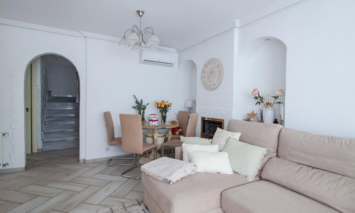 Resale - Villa -
Orihuela Costa - Los Almendros-la Florida