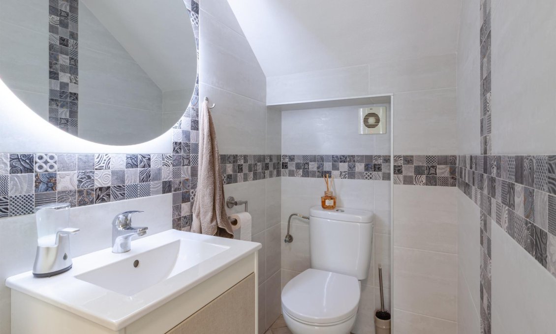 Resale - Villa -
Orihuela Costa - Los Almendros-la Florida