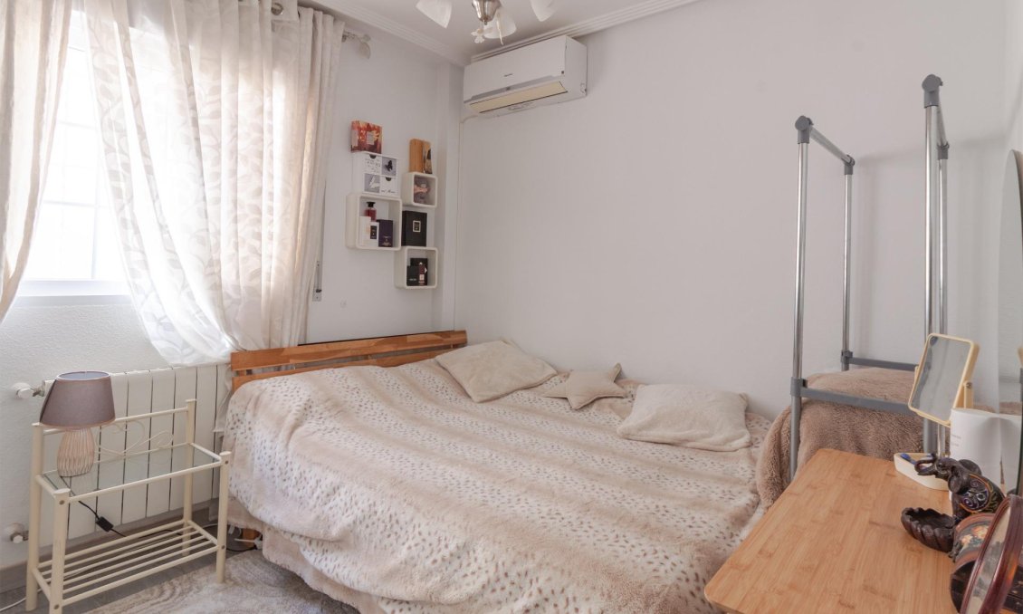 Resale - Villa -
Orihuela Costa - Los Almendros-la Florida