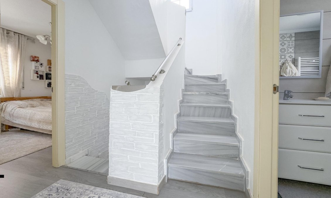 Resale - Villa -
Orihuela Costa - Los Almendros-la Florida