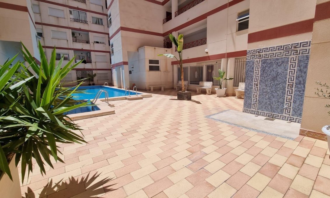 Segunda mano - Apartamento -
Torrevieja - Centro