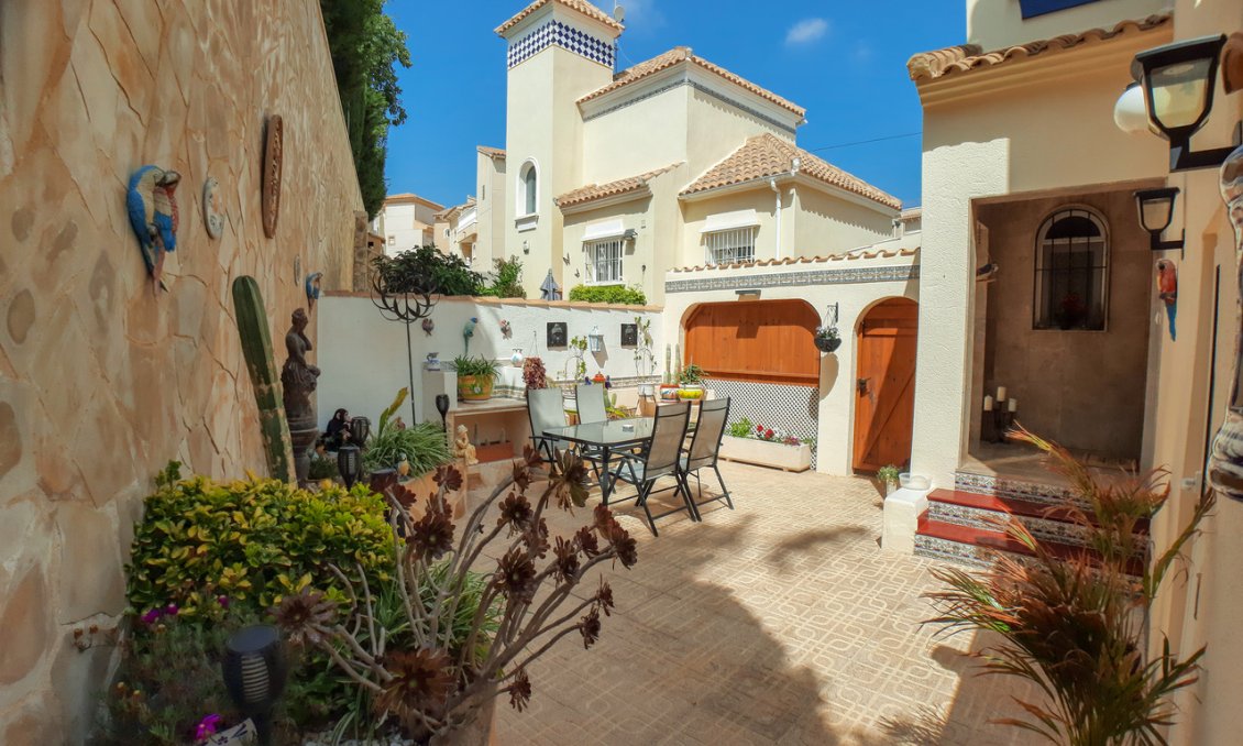 Resale - Villa -
Villamartin - Costa Blanca