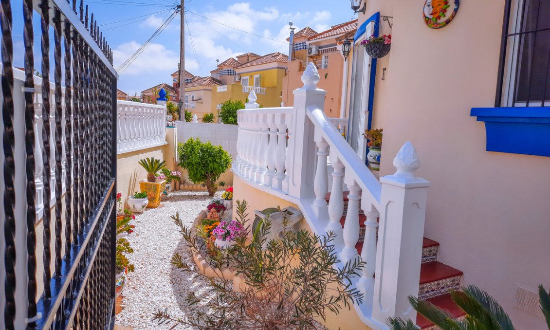 Resale - Villa -
Villamartin - Costa Blanca