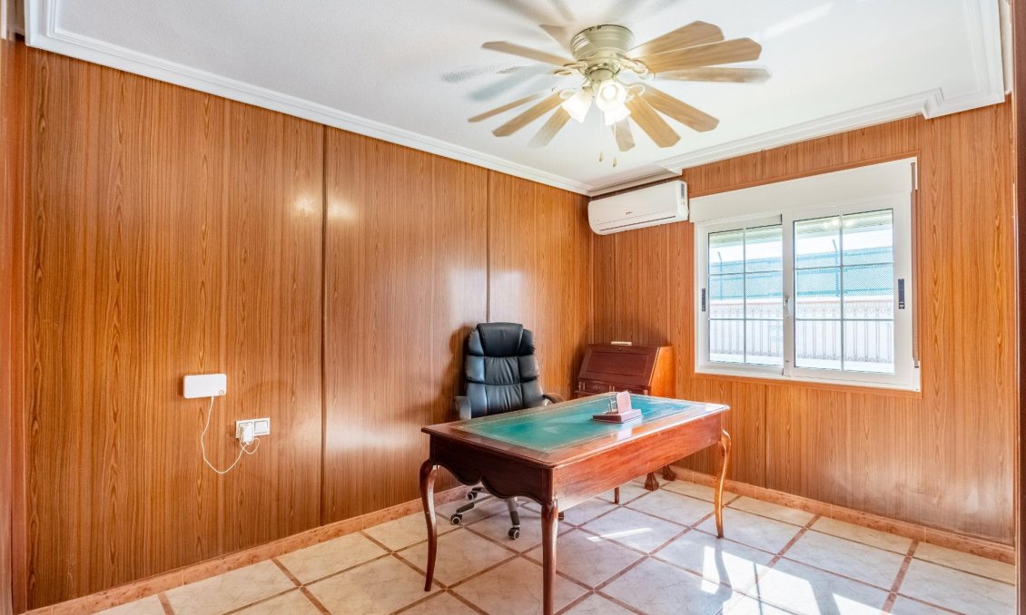 Resale - Villa -
Torrevieja - El Chaparral