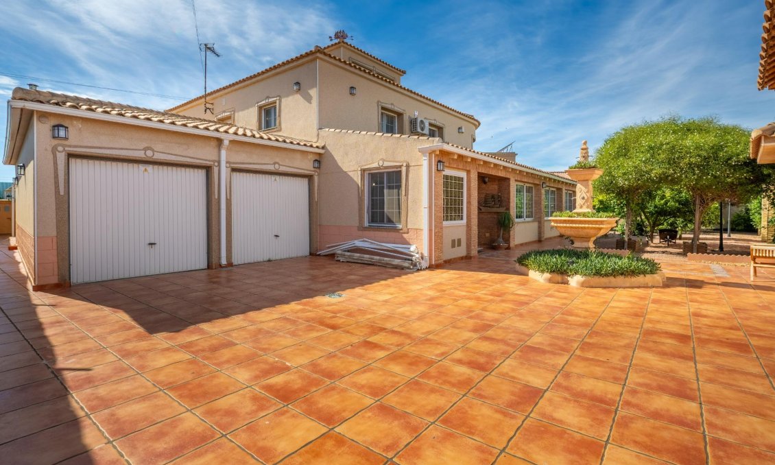 Resale - Villa -
Torrevieja - El Chaparral