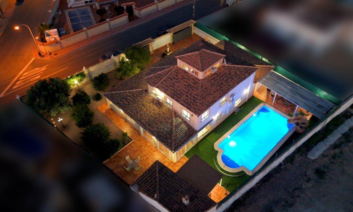 Resale - Villa -
Torrevieja - El Chaparral
