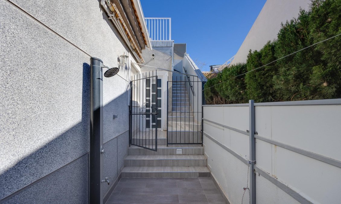 Segunda mano - Semi Detached -
Torrevieja - Aguas Nuevas