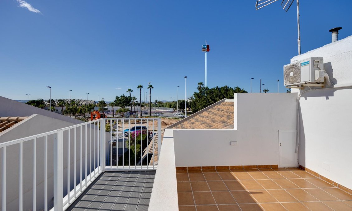 Segunda mano - Semi Detached -
Torrevieja - Aguas Nuevas