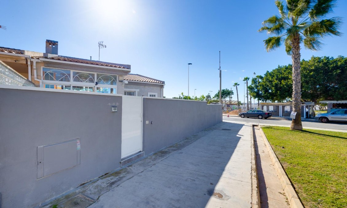 Segunda mano - Semi Detached -
Torrevieja - Aguas Nuevas