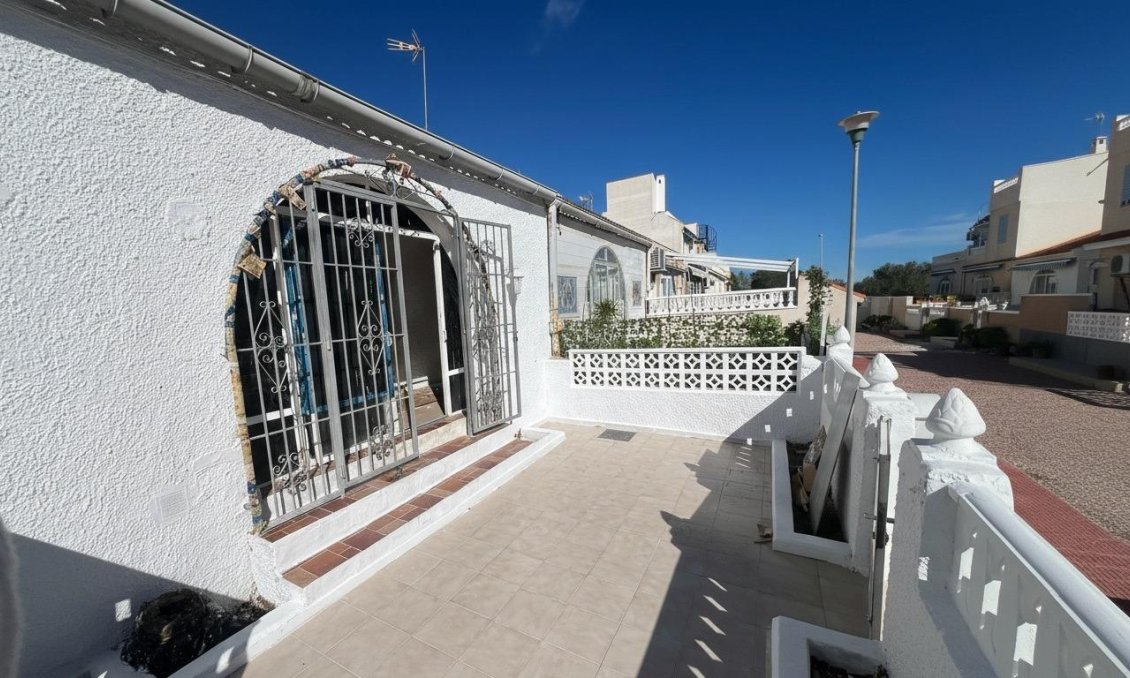 Resale - Bungalow -
Torrevieja - La Siesta - El Salado - Torreta