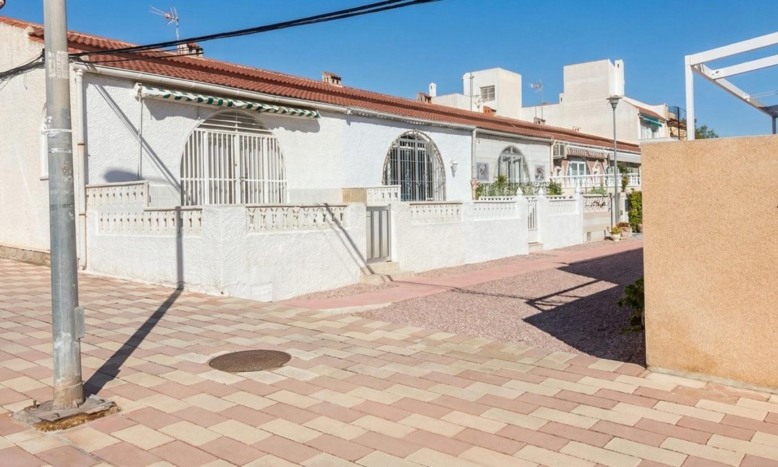 Resale - Bungalow -
Torrevieja - La Siesta - El Salado - Torreta
