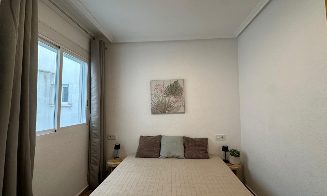 Segunda mano - Apartamento -
Torrevieja - Estacion De Autobuses