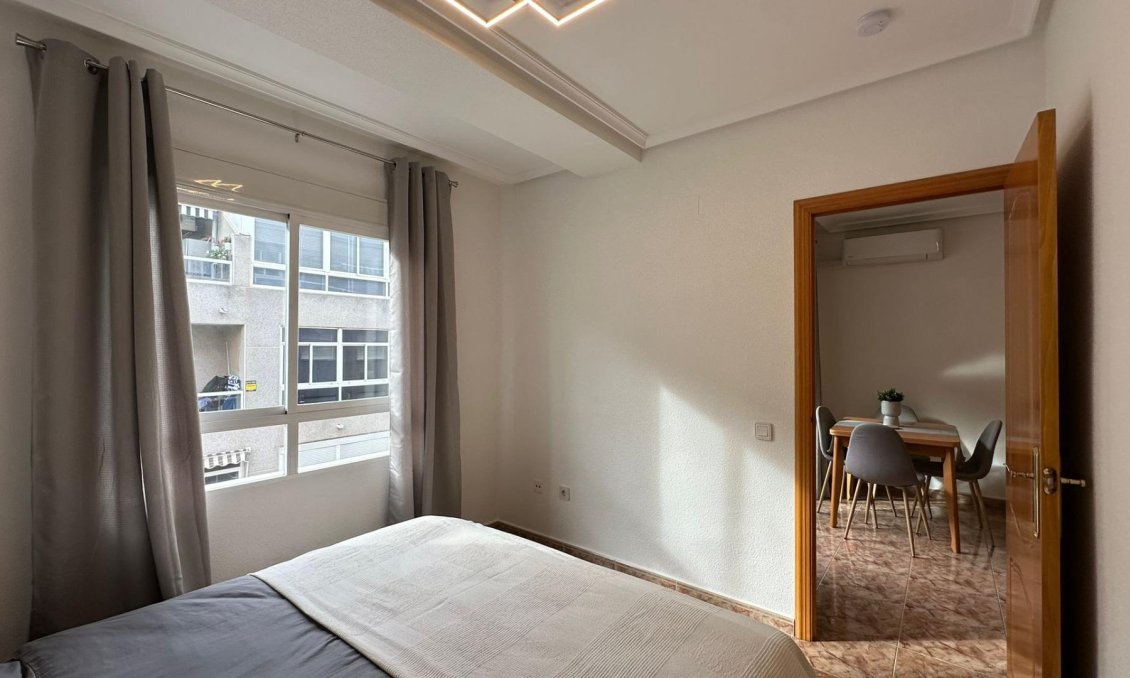 Segunda mano - Apartamento -
Torrevieja - Estacion De Autobuses