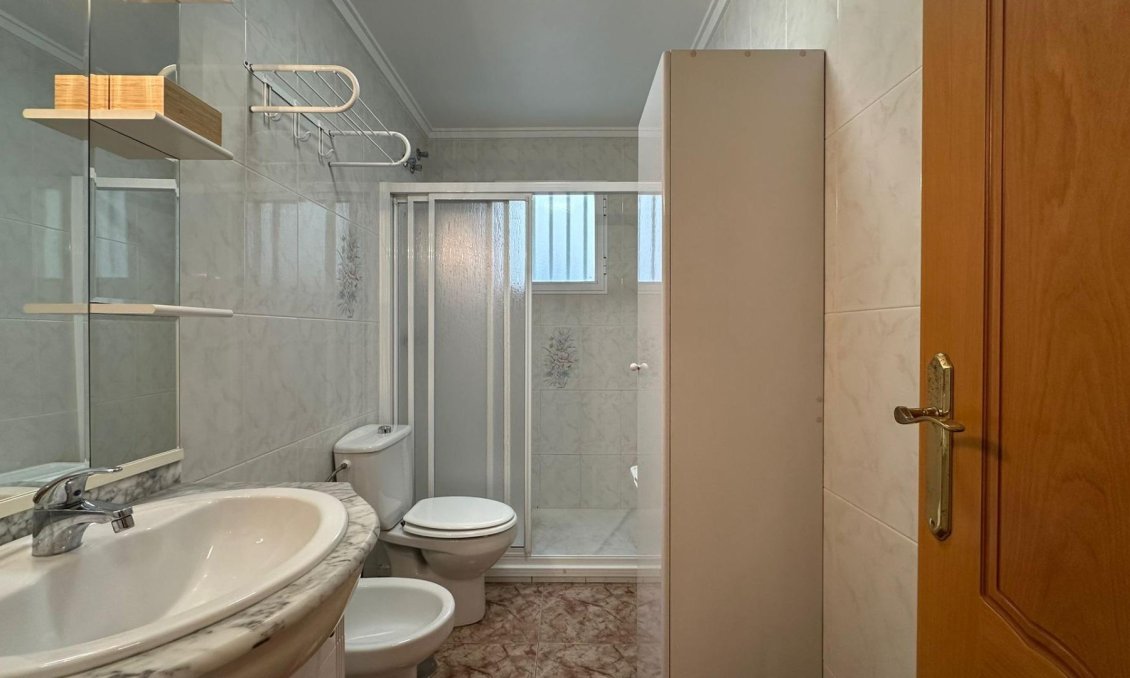 Segunda mano - Apartamento -
Torrevieja - Estacion De Autobuses