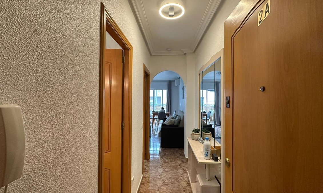 Segunda mano - Apartamento -
Torrevieja - Estacion De Autobuses