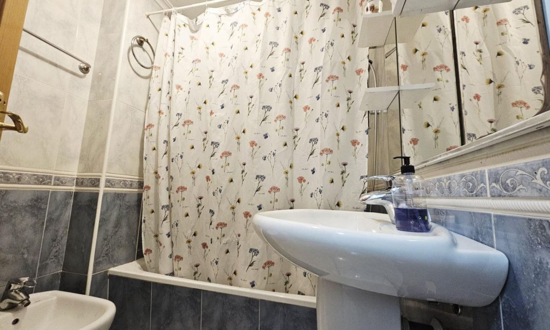 Segunda mano - Apartamento -
Torrevieja - Estacion De Autobuses