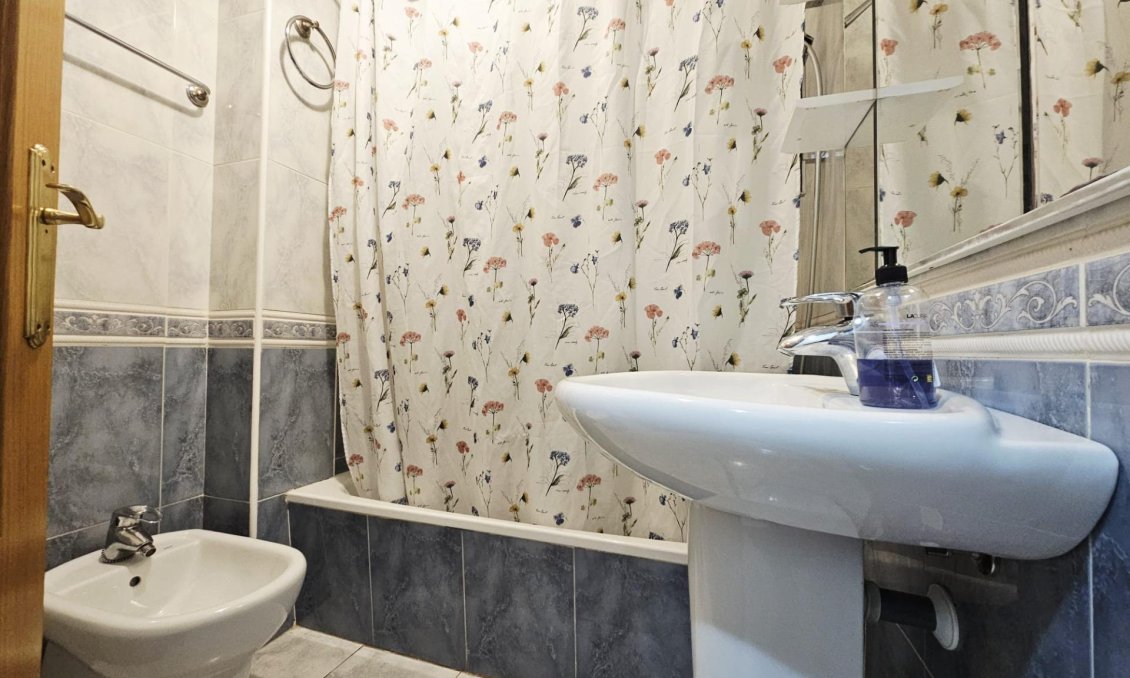 Segunda mano - Apartamento -
Torrevieja - Estacion De Autobuses