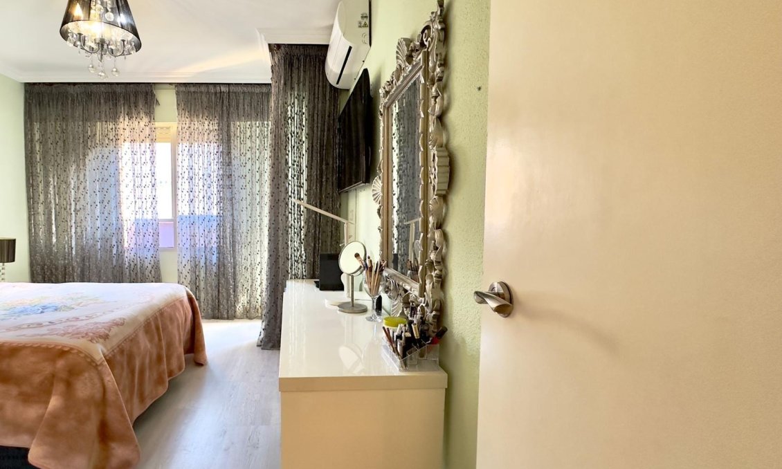 Segunda mano - Apartamento -
Torrevieja - Centro