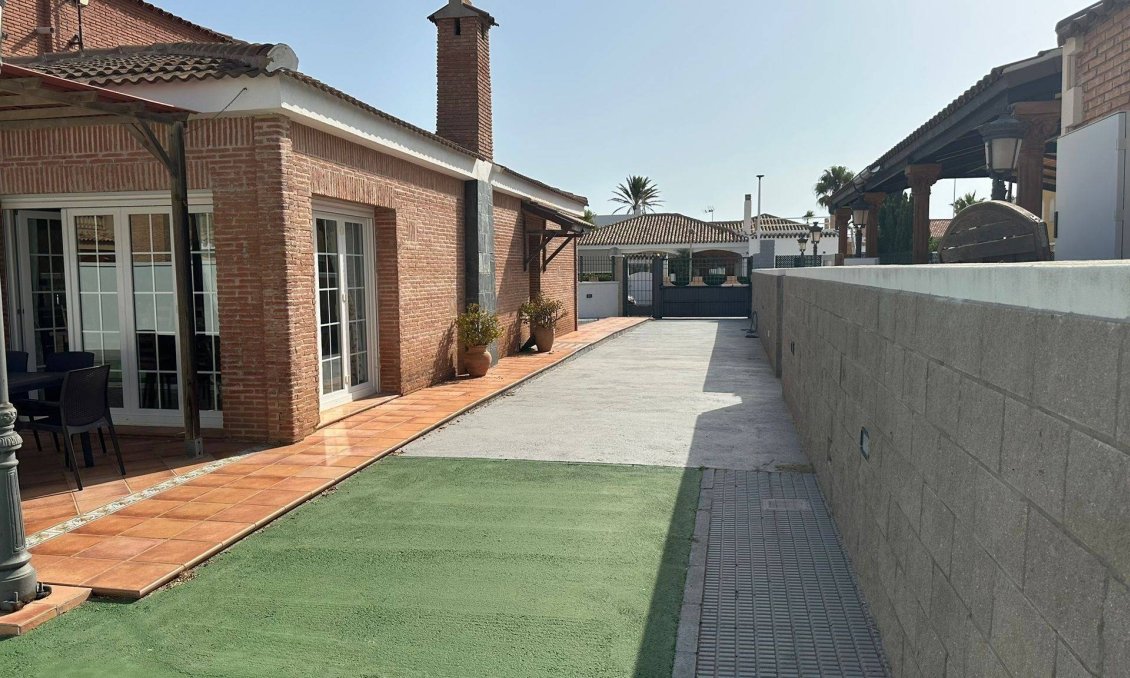 Resale - Villa -
La Manga del Mar Menor - Playa Principe