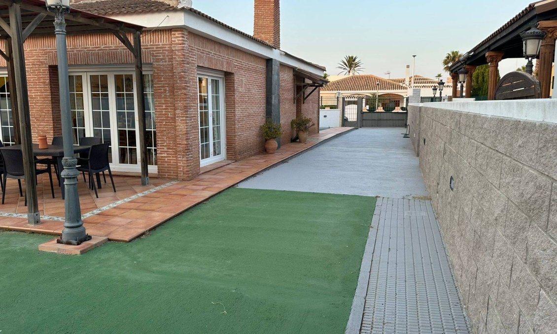 Resale - Villa -
La Manga del Mar Menor - Playa Principe