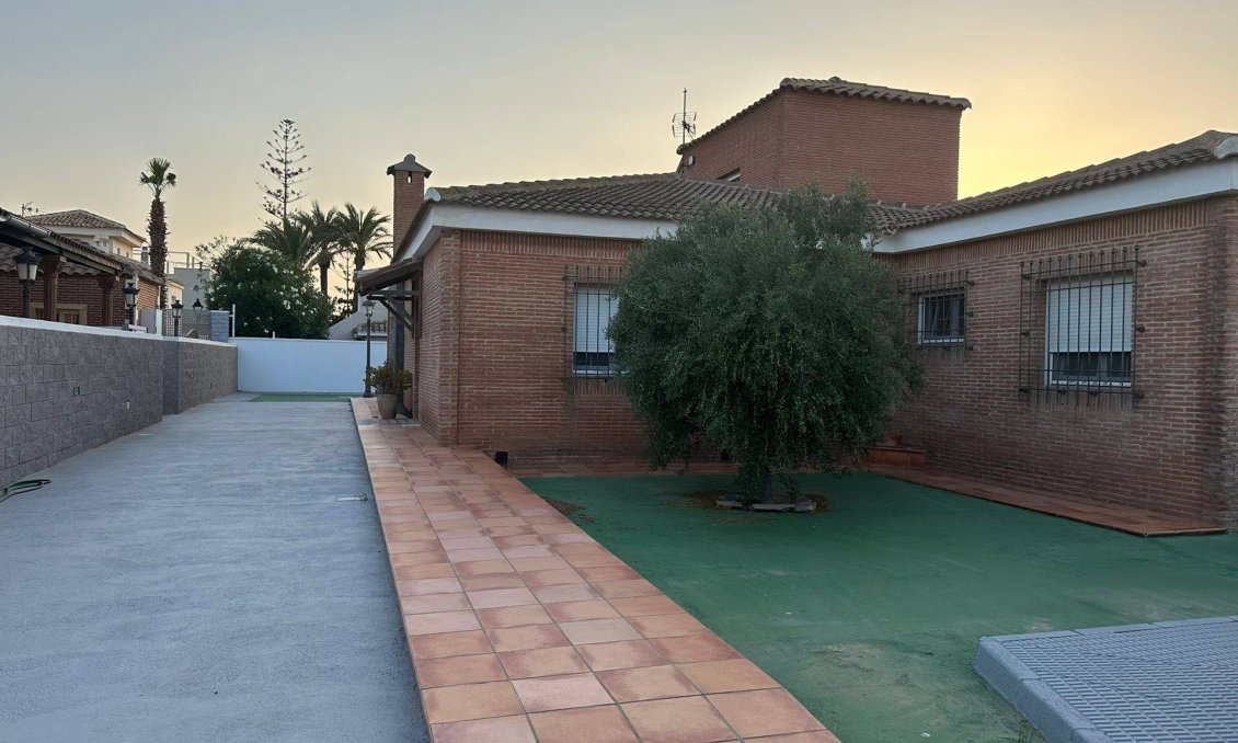 Resale - Villa -
La Manga del Mar Menor - Playa Principe