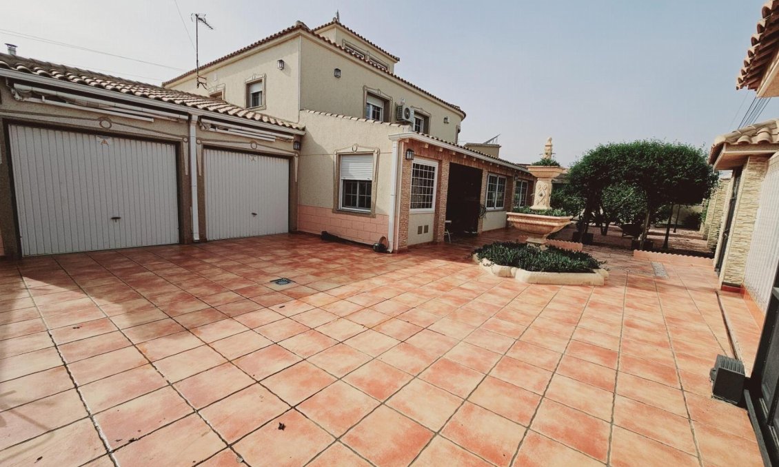 Resale - Villa -
Torrevieja - La Siesta - El Salado - Torreta