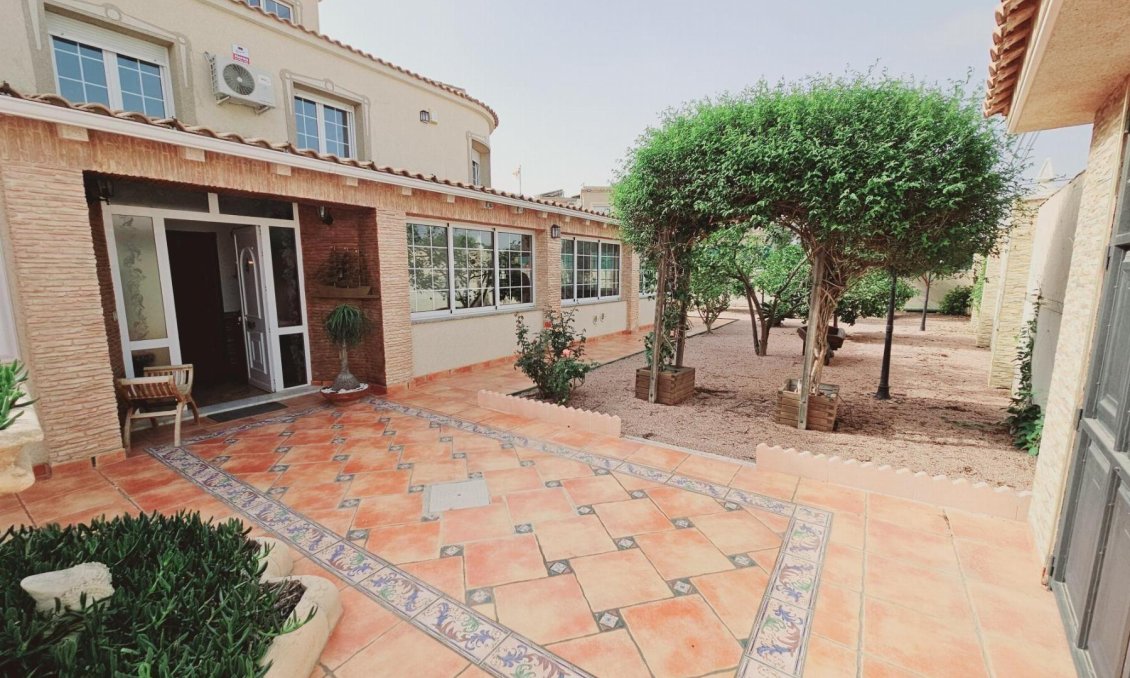 Resale - Villa -
Torrevieja - La Siesta - El Salado - Torreta