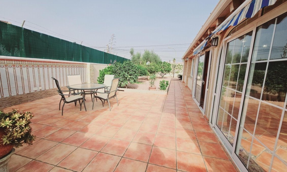 Resale - Villa -
Torrevieja - La Siesta - El Salado - Torreta