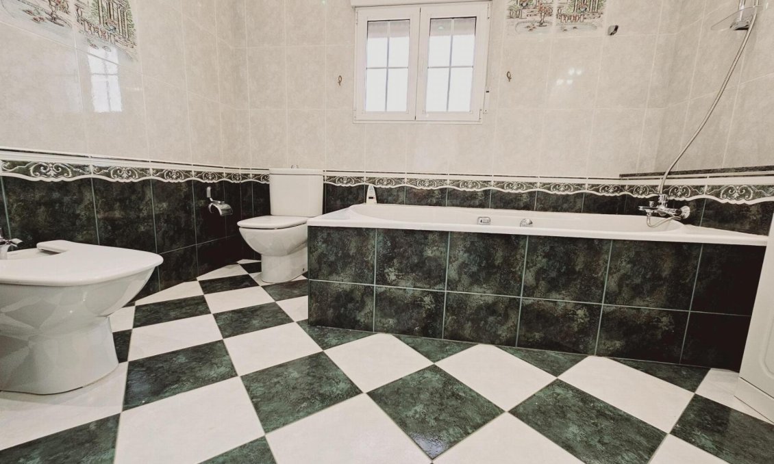 Resale - Villa -
Torrevieja - La Siesta - El Salado - Torreta