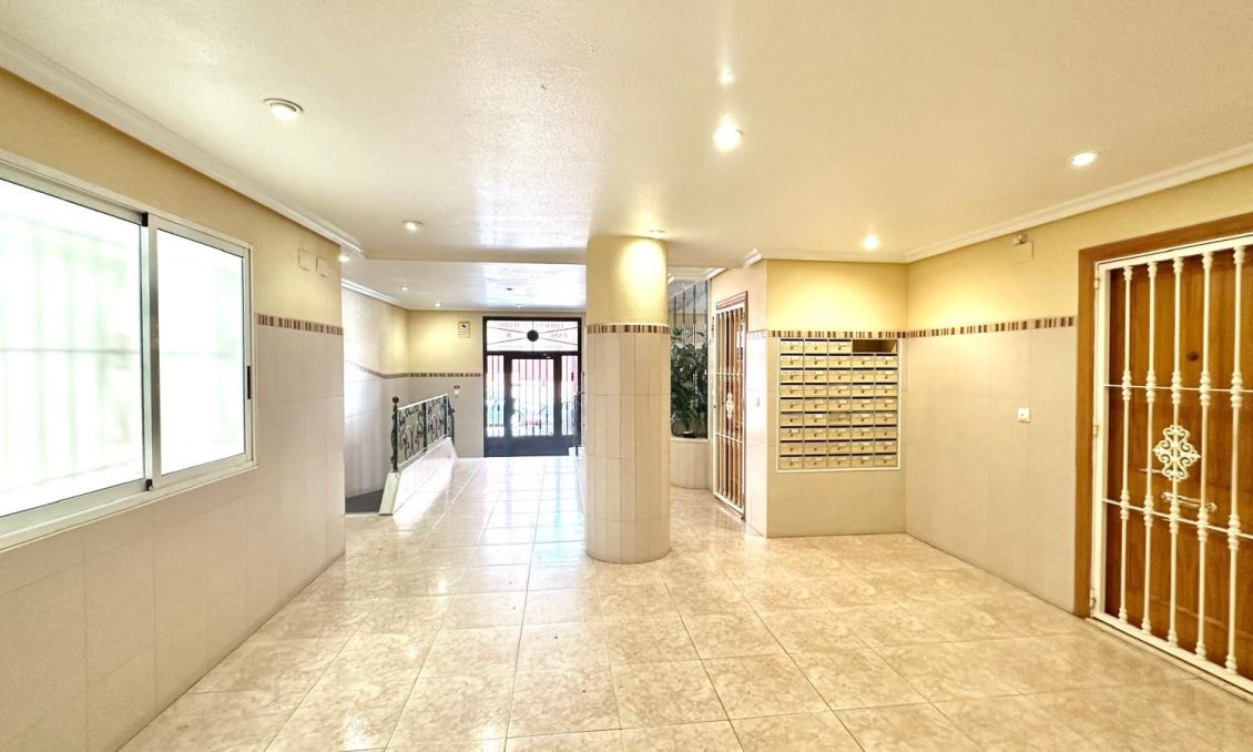 Segunda mano - Apartamento -
Torrevieja - Centro