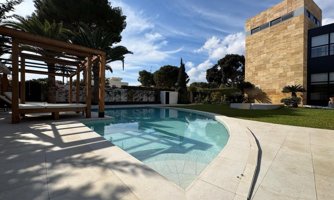 Resale - Villa -
Orihuela Costa - Altos De Campoamor