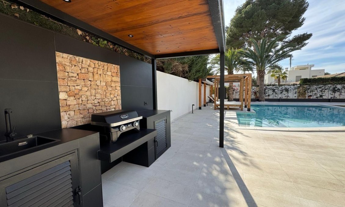 Resale - Villa -
Orihuela Costa - Altos De Campoamor